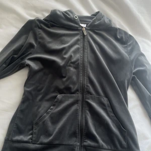 Grå hoodie från Gina Tricot - Säljer en stilren grå hoodie från Gina Tricot. Den har en dragkedja framtill. Perfekt för en avslappnad look med sin mjuka och bekväma passform.