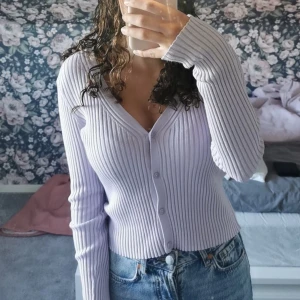 Ljuslila ribbad kofta från H&M - Säljer en ljuslila ribbad kofta från H&M med v-ringning och knappar framtill. Priset kan diskuteras!! 