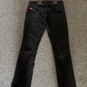 Lågmidjade bootcut jeans från lee cooper - Snygga lågmidjade bootcut jeans men kan tyvärr inte ha dem längre då de är för små🩷frakt ingår