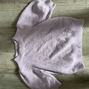 Ljuslila tröja från Vero Moda - Säljer en söt ljuslila tröja från Vero Moda. Tröjan har en rund halsringning och puffiga ärmar som ger en trendig look. Perfekt för att hålla sig varm och stilren under kyligare dagar. Passar bra till både jeans och kjol. 💜
