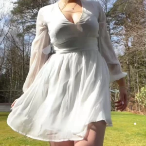 Vit klänning med v-ringning - Säljer en vacker vit klänning med v-ringning och långa ärmar. Klänningen har en omlott-design och knytning i midjan som ger en fin siluett. Perfekt för vår och sommar! Passar till vardags, konfirmation, student, fest, midsommar osv💕 jättegullig! Nyskick, bara testad💕 passar i S och M🙏 skriv om ni har frågor eller vill ha mer bilder💕 