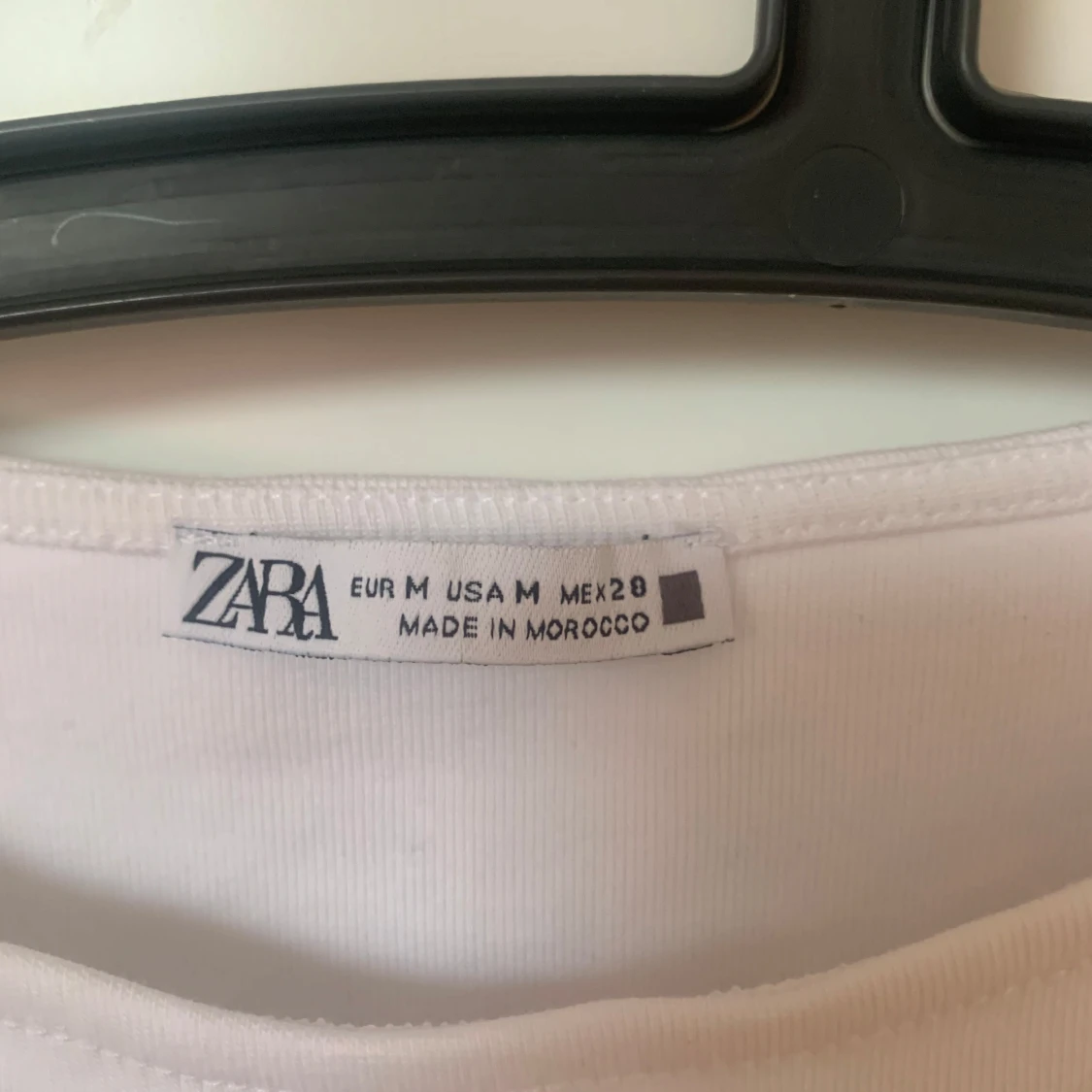 Vit body med puffärmar och spetsdetaljer - 4