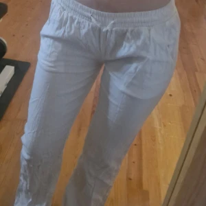 Vita linnebyxor - Säljer ett par vita linnebyxor. Köptes för 399kr Pris kan diskuteras! 