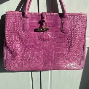 Longchamp väska  - Rymlig lila  Longchamp väska som är andvänd men inga stora slitage eller skador! 💖