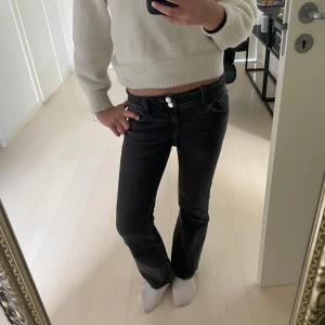 Lågmidjade svarta jeans  - Lågmidjade svarta jeans från Gina! Säljer pga att de är för små, de ser rätt raka ut (för att de är för små) men är ganska bootcut! ⭐️ pris kan diskuteras 