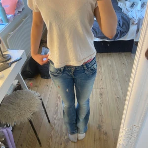 Beige topp i 100% cashmir från twenty/20 - Säljer en stilren beige topp i 100% cashmir från twenty/20. Toppen har en enkel design med korta ärmar och rund halsringning. Perfekt för en avslappnad look. Lite sminkfläckar runt halsen men det går nog bort ganska enkelt. Storlek M men sitter som en XS