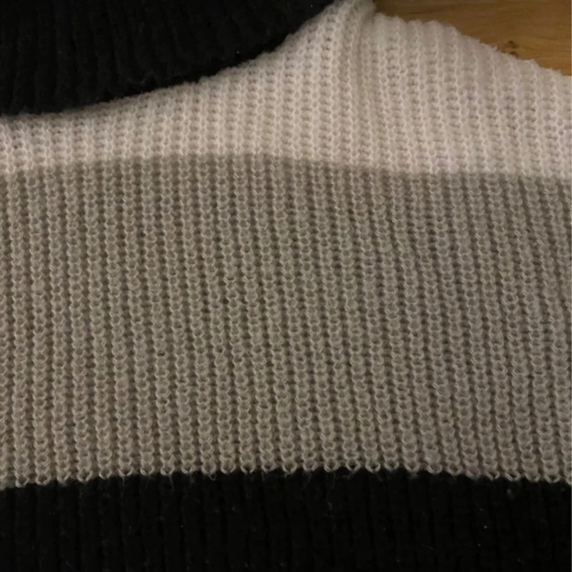 Randig stickad polotröja - 2