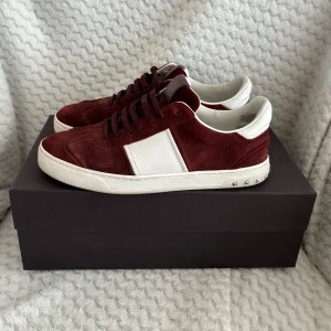 Valentino Flycrews  - Säljer ett par eftertraktade skor i en eftertraktad färg. Mycket bra skick med alla bitar på plats, allt OG ingår även. St 41 men passar upp mot 42,5.