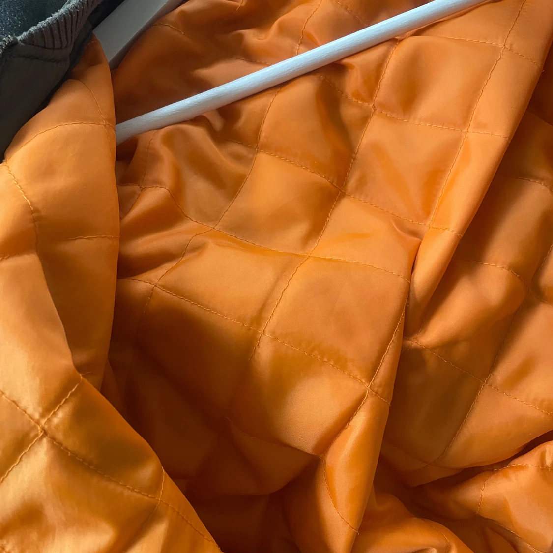 Olivgrön bomberjacka med orange foder - 3