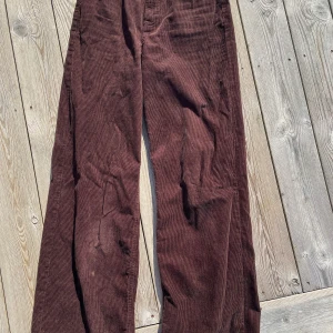 Bruna manchesterbyxor - Snygga bruna manchesterbyxor som tyvärr är för små för mig nu :( Byxorna har en rak passform och är perfekta till vardags. OBS! De ser ljusare ut på bild än i verkligheten.