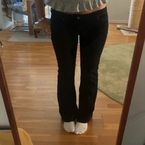 Svarta lågmidjade bootcut jeans från Only - Säljer ett par svarta lågmidjade bootcut jeans från ONLY som är nästan alltid slut i lager. Storlek 38 💓