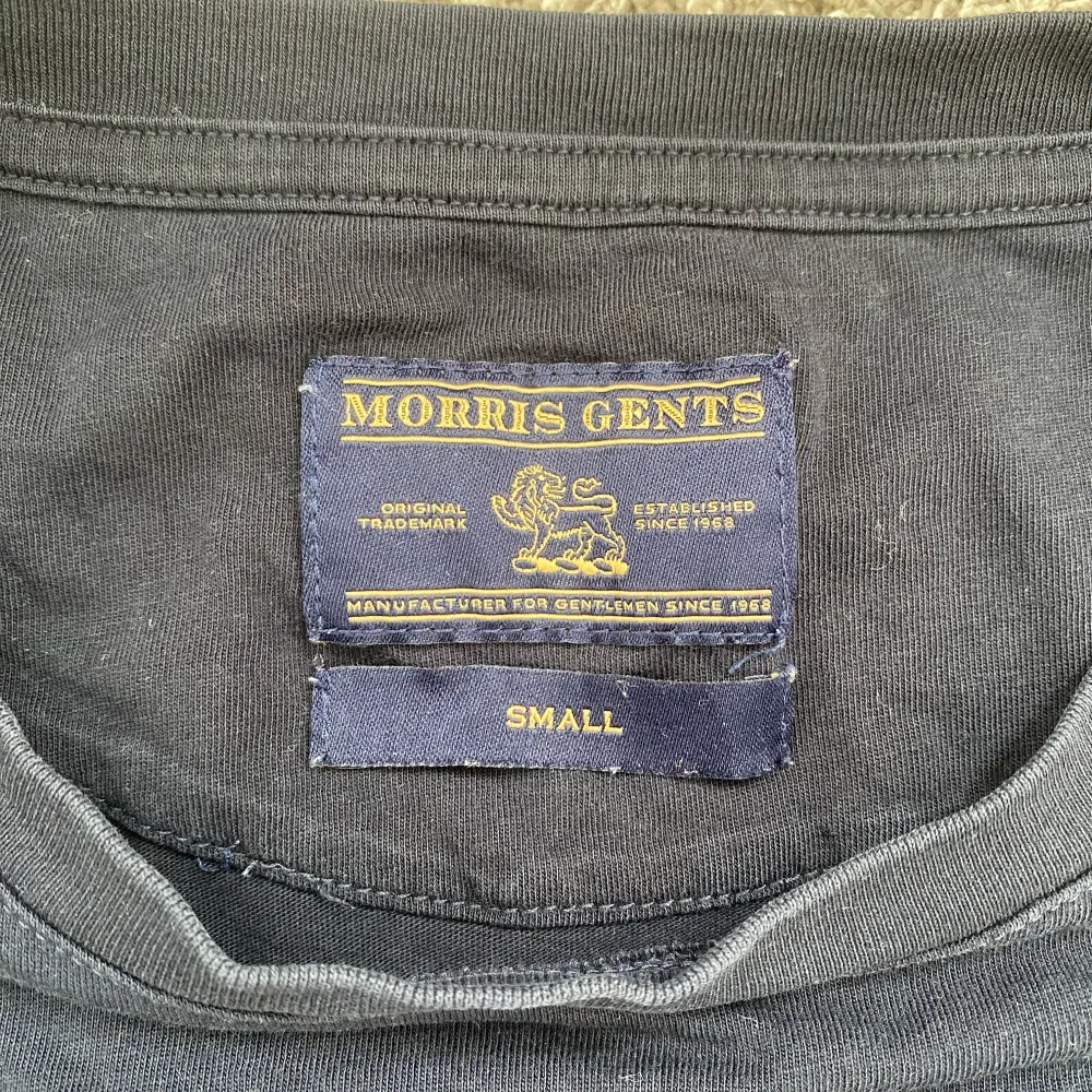 Säljer en snygg mörkblå t-shirt från Morris!⭐️ Skick : 9,5/10!🤝 Storlek S!👍 Hör gärna av er om ni har funderingar!🙌. T-paidat.