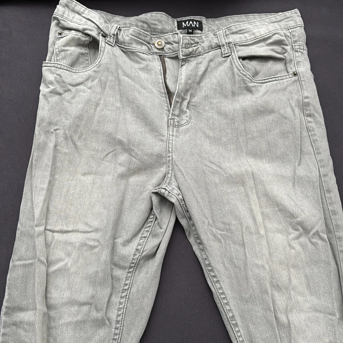 Grå jeansbyxor från MAN