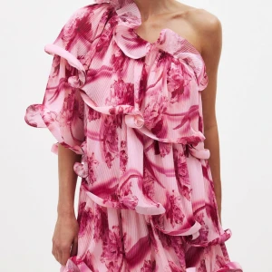 Klänning NAKD - SÖKER denna klänning i storlek 36 från lojsans senaste kollektion. Kan betala bra för den, lite sista minuten 🩷 har även en i storlek 38 jag kan byta annars 🩷 