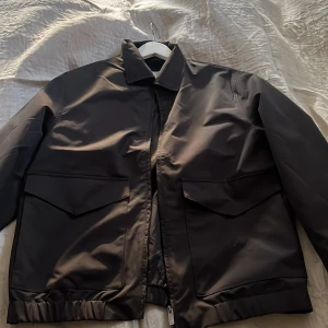 Svart jacka från Bläck - Vårjacka från bläck. Använd en eller två gånger endast. Köpt från MQ. I nyskick. Nypris var runt 1300 kronor. Meddela gärna för fler bilder eller frågor!