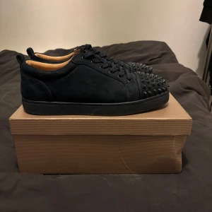 Christian Louboutin - Snygga mörkblåa skor i mocka från Christian Louboutin. Kommer med box och dustbag. Kom privat för frågor. 