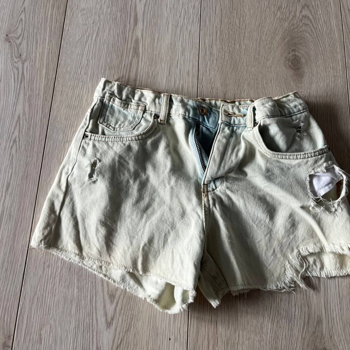 Ljus gröna jeansshorts från Zara