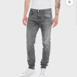 Replay jeans grå - Köpta för 1599 på design only. Använda Max 5-10 gånger. Riktigt bra skick
