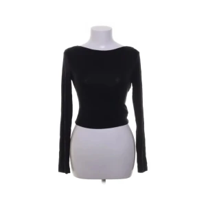 Svart långärmad tröja med öppen rygg - En fin svart långärmad tröja med öppen rygg! Väldigt fint skick! I storlek S, stretchigt och mjukt material!