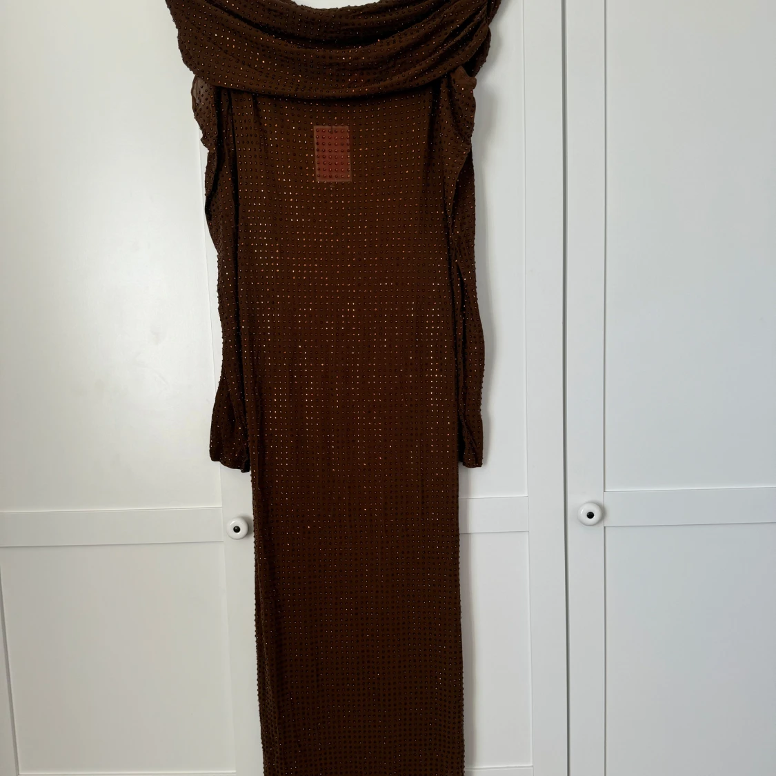 Brun glittrig offshoulder klänning - 2