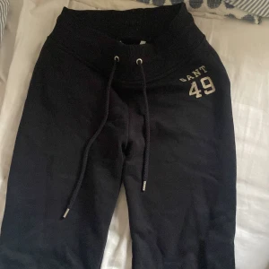 Marinblå Gant byxor - Säljer ett par marinblå byxor från Gant i storlek xs. Har använts ett fåtal gånger men inga defekter💗