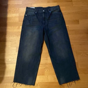 Mörkblå loose jeans från H&M - Ett par mörkblåa loose/baggy jeans från H&M. Dom är klippta ner till men inget som märks när man har dom på sig. I midjan är dom 44cm och längden på benen är 94cm. Nästan aldrig använt häller.
