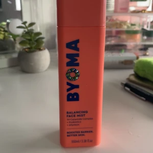 Balancing Face Mist från Byoma - En ansiktsmist från Byoma med 7% ceramidkomplex, probiotika och allantoin. Förpackningen är i en livfull orange färg och innehåller 50ml. Perfekt för att återfukta och balansera huden.
