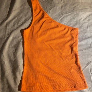 Off shoulder linne - Ribbad off shoulder linne, passar perfekt inför sommaren💞