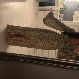 Adoore Positano dress - Säljer min adoore klänning som knappt e använd men som tyvärr nu blivit för stor för mig så vill köpa en i storlek mindre, Man får även med extra knappen på köpet .perfekt till fest,midsommar eller bara vardagligt! Älskar denna klänning