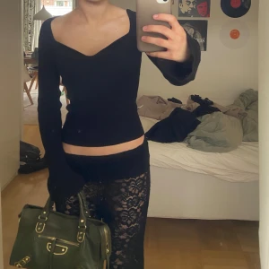 Svart ribbad tröja - Superskön svart ribbad tröja. Hör av er vid intresse❤️