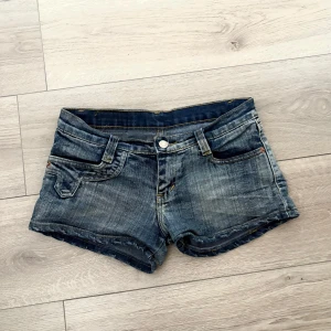 Lågmidjade jeansshorts - -Storlek: ca S | Blå och lågmidjade