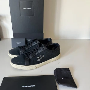 Svarta sneakers från Saint Laurent - Säljer ett par svarta Court Classic SL/06 sneakers från Saint Laurent. Skorna är såklart äkta. De är i bra skick. Hör av dig vid frågor eller funderingar.