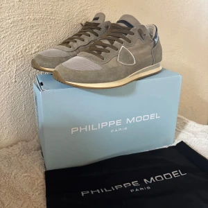 Philippe model trainers - Säljer ett par riktigt feta Philippe model skor i storlek 43-44. Väldigt bra skick bara att höra av sig vid frågor! (ENDAST SKOR MEDFÖLJER). Nypris ligger runt 3000. Pris kan diskuteras vid snabb affär