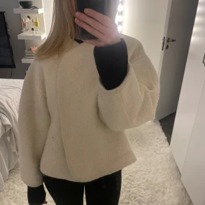 Vit vårjacka - Jätte fin vårjacka från Stockh Lm, finns tecken på användning men fortfarande i väldigt bra skick. Har endast en fungerande knapp, men kan användas som ”stängd” ändå.