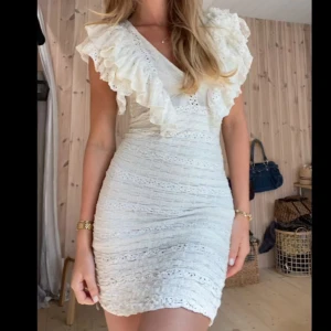 Vit volang klänning  - PERFEKT till stundenten❤️