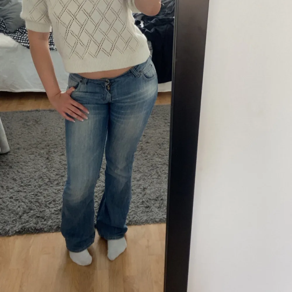 Snygga blå bootcut jeans från Lee, de är Lågmidjade. Längden är 33 och waisten är 29, jag är 168 för preferens o de är nån cm för långa🫶🏻 se sista bilden där de är slitna! 350kr plus frakt . Farkut & Housut.