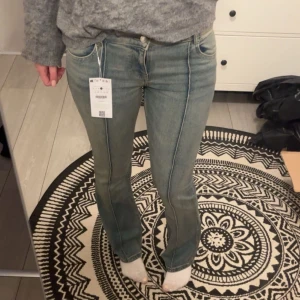 Blå bootcut jeans - Snygga blå lågmodjade bootcut jeans. Från bershka, slutsålda! De är i bra skick bara använt ett fåtal gånger 💕