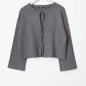 Gina tricot kofta/cardigan - Superfin cardigan från Gina tricot. Använd en gång men som helt ny. Köpte nyligen men var alldeles för liten. 