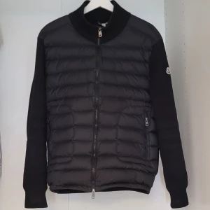 Moncler Cardigan - Moncler Padded Wool Cardigan, bra skick vill bara bli av med den. (Skriv för detaljer)
