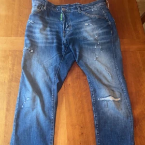 Dsquared2 Jeans - Säljer dessa riktigt ovanliga Dsq2 jeans. Skick är 10/10 inget tecken på användning alls. Storlek 50, passar W32 L30.
