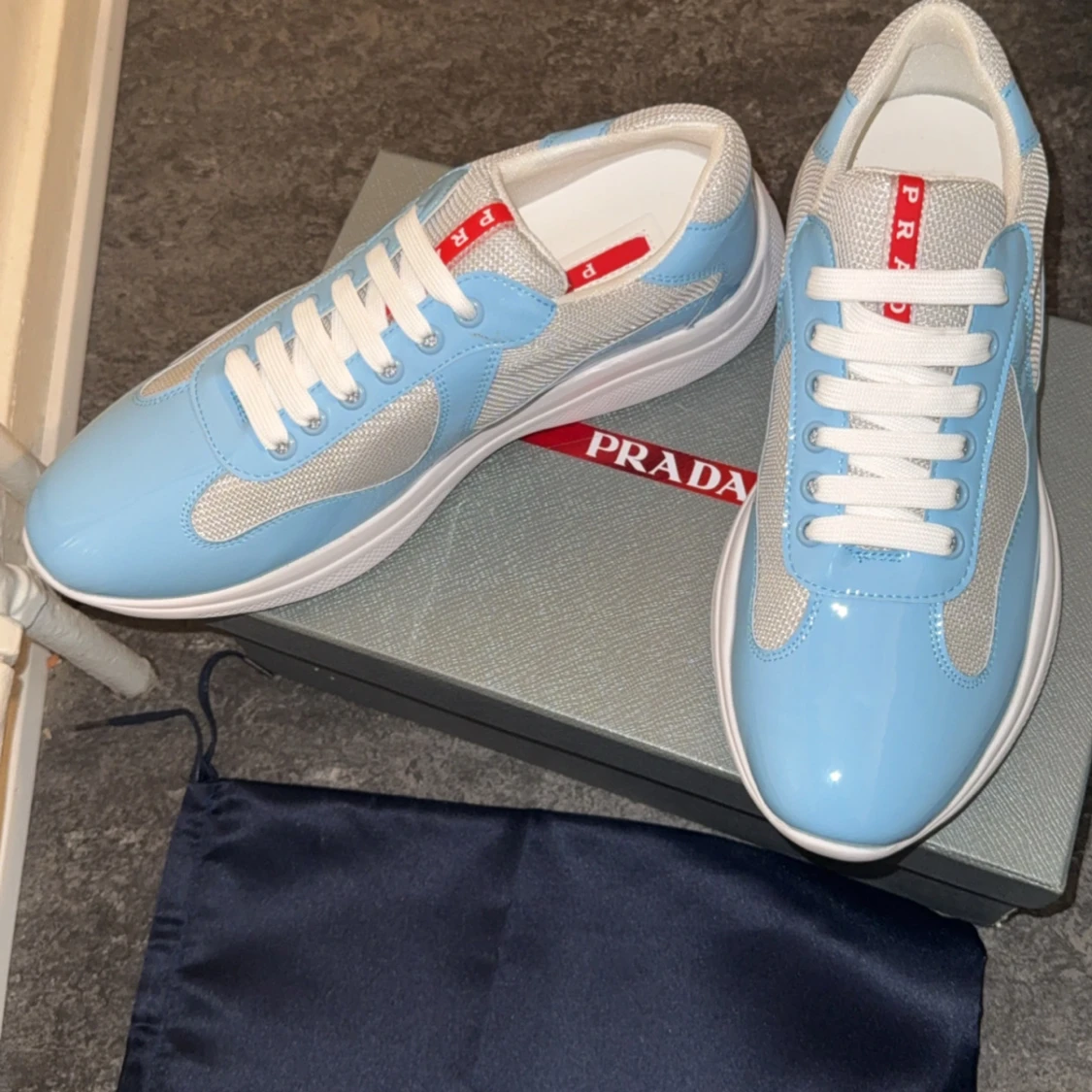Blå och vita sneakers från Prada