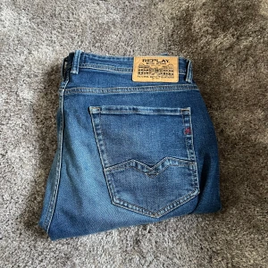 Blå jeans från Replay - Snygga blå jeans från Replay, i storlek 34 Jensen är i jätte bra skick om ni har några frågor eller funderingar så är de bara att höra av sig pris kan diskuteras 