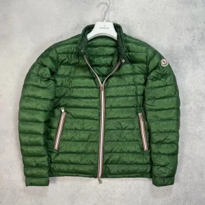 Moncler rigel down jacket  - Condition: 8/10 (Behöver en tvätt)                                        – Size 1 (S)                                                                                 – Retail price: 10 000 + SEK                                                    The model is 185 cm tall.                                                                              Äktahets bevis finns ✅                                                               Rabatt om man följer ✅