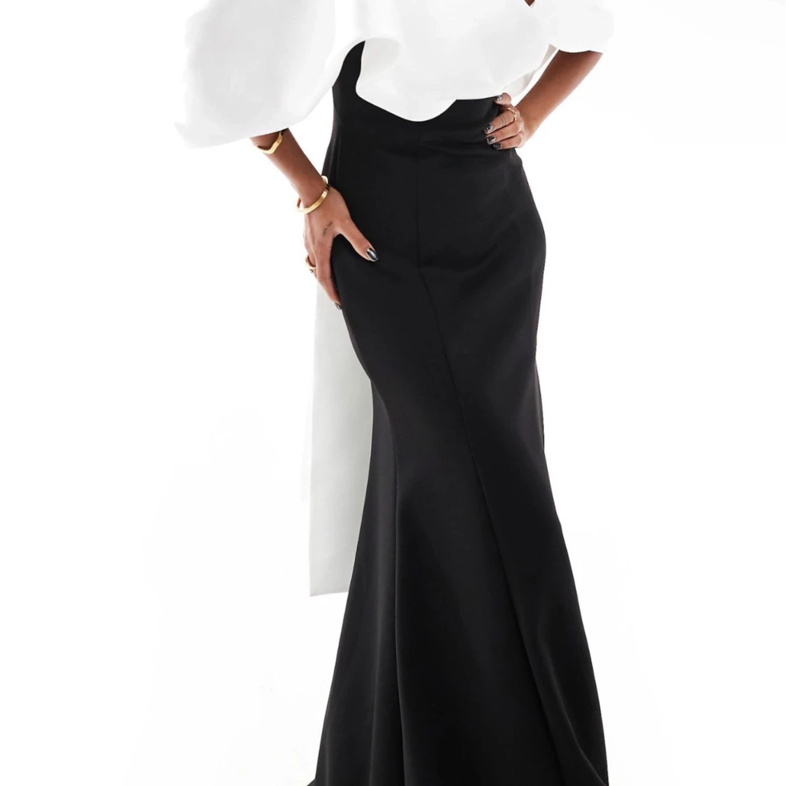 Svart och vit balklänning med volangdetaljer - 1