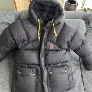 Svart dunjacka från Fjällräven - Svart fjällräven jacka i storlek XXS men skulle säga att den är mer som M.  Fint skick med några skavanker, se bilder. Perfekt för vintern