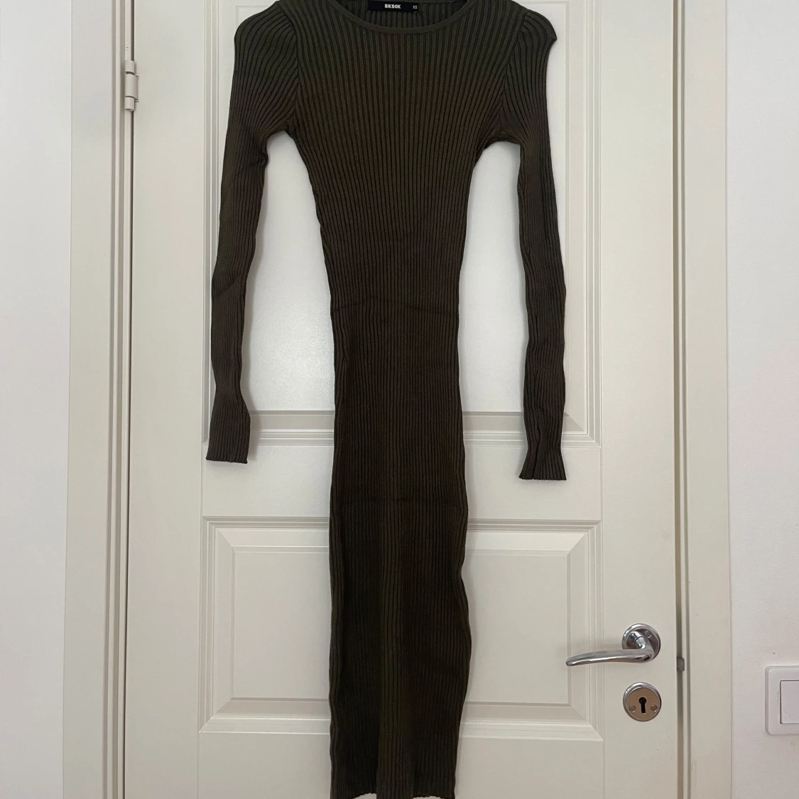 Olivgrön ribbad klänning - 3