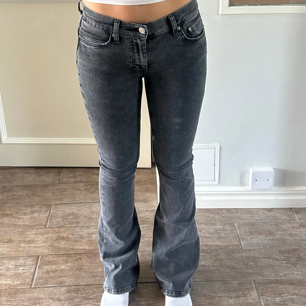 Jättefina mörkgråa lowrise bootcut jeans, oanvända. Farkut & Housut.