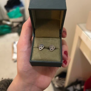 Örhängen från Maria Nilsdotter  - Jättefina örhängen från Maria Nilsdotter som knappt är använda!💕Säljer för 1200kr för båda örhängena.