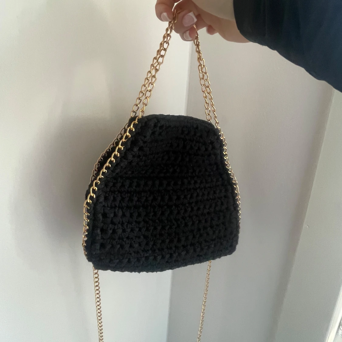 Svart virkad väska med guldkedja