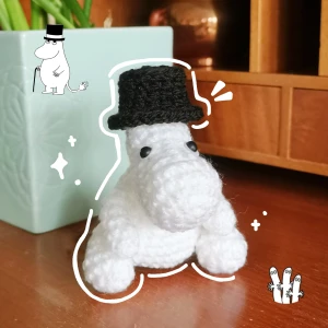 Mumin Pappa Figur 🍀 - Söt virkad Muminpappa med en avtagbar svart hatt. Perfekt som dekoration eller som en unik present till Mumin-älskaren! ✨ Frakt 22kr via swish eller använd KÖP knappen! Postas inom 5 dagar efter betalning 💌